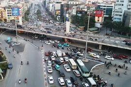 Phương tiện tham gia lưu thông tại Nút giao Ngã Tư Sở sau khi xé hè mở rộng mặt đường. (Ảnh: PV/Vietnam+)