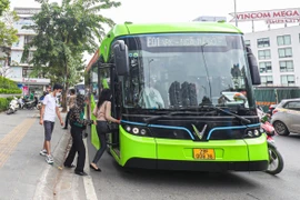 Thủ đô Hà Nội có 154 tuyến xe buýt, trong đó 130 tuyến trợ giá và có mạng lưới tiếp cận đến các quận, huyện. (Ảnh: Việt Hùng/Vietnam+)