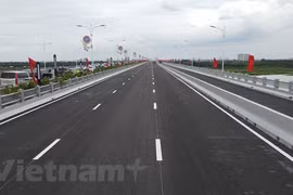 Cầu Vĩnh Tuy giai đoạn 2 đưa vào khai thác đã góp phần giảm ùn tắc và tai nạn giao thông trên tuyến. (Ảnh: Việt Hùng/Vietnam+)