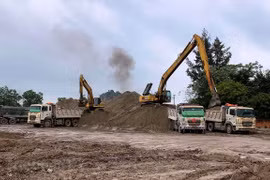 Nguồn vật liệu cát thi công của 5 dự án cao tốc Hà Tĩnh-Quảng Bình vẫn đang thiếu và cần sớm bổ sung trữ lượng, công suất khai thác. (Ảnh: Việt Hùng/Vietnam+)
