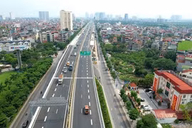 Phương tiện lưu thông trên tuyến đường Vành đai. (Ảnh: Văn Hào/Vietnam+)