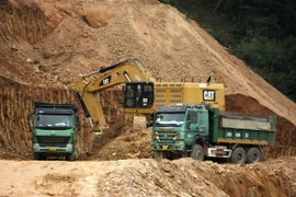 Nhà thầu khai thác một mỏ vật liệu đất đắp nền đường của Dự án Cao tốc Bắc-Nam. (Ảnh: Việt Hùng/Vietnam+)