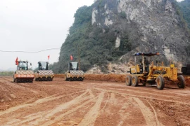 Nhà thầu triển khai thi công đoạn tuyến dự án cao tốc Bắc-Nam giai đoạn 2021-2025. (Ảnh: Việt Hùng/Vietnam+)