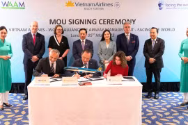 Ông Lê Hồng Hà, Tổng giám đốc Vietnam Airlines; bà Katrin Kandel, Tổng giám đốc của Facing The World; Tiến sỹ Imran Ahmad, Chủ tịch Hội đồng quản trị Liên minh thế giới về quản lý đường thở ký kết biên bản ghi nhớ hợp tác ba bên. (Ảnh: CTV/Vietnam+)