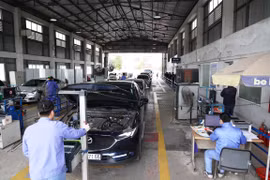 Lưu lượng phương tiện đến kiểm định gia tăng trong dịp cuối năm. (Ảnh: Hoài Nam/Vietnam+)