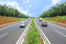 Phương tiện lưu thông trên một đoạn tuyến cao tốc. (Ảnh: PV/Vietnam+)