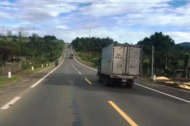 Phương tiện lưu thông trên Đường Hồ Chí Minh đoạn qua khu vực Tây Nguyên. (Ảnh: Việt Hùng/Vietnam+)