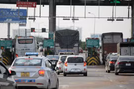 Phương tiện lưu thông qua một trạm thu phí BOT giao thông. (Ảnh: Việt Hùng/Vietnam+)