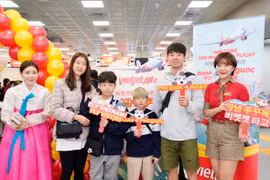 Những hành khách trên chuyến bay giữa Phú Quốc-Busan (Hàn Quốc) của Hãng hàng không Vietjet. (Ảnh: PV/Vietnam+)