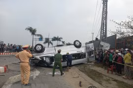 Hiện trường vụ tai nạn giao thông nghiêm trọng ở Quảng Nam vào ngày 14/2 giữa xe khách và xe đầu kéo làm 10 người tử vong. (Ảnh: Trịnh Bang Nhiệm/TTXVN)