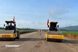 Nhà thầu thi công đắp nền đường tại một Dự án cao tốc Bắc-Nam phía Đông. (Ảnh: Việt Hùng/Vietnam+)