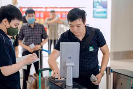 Hành khách tự nguyện làm thủ tục sinh trắc học tại sân bay Nội Bài. (Ảnh: CTV/Vietnam+)