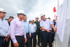 Bộ trưởng Bộ Giao thông Vận tải Nguyễn Văn Thắng kiểm tra thi công tuyến cao tốc đoạn Vĩnh Hảo-Phan Thiết với chiều dài 100km. (Ảnh: Việt Hùng/Vietnam+)