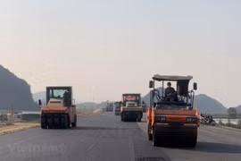 Nhà thầu thi công thảm nhựa bê tông mặt đường tại dự án Cao tốc Bắc-Nam. (Ảnh: Việt Hùng/Vietnam+)