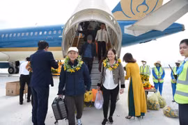 Những hành khách đầu tiên trên chuyến bay của Vietnam Airlines bằng máy bay cỡ lớn từ Hà Nội đến Sân bay Điện Biên. (Ảnh: PV/Vietnam)