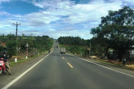 Phương tiện lưu thông trên tuyến đường Hồ Chí Minh đoạn qua tỉnh Gia Lai. (Ảnh: Việt Hùng/Vietnam+)