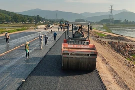 Tập đoàn Cienco4 đã thảm những mét bê tông nhựa đầu tiên tại Gói thầu XL03 đi qua địa bàn huyện Diễn Châu thuộc Dự án Cao tốc Diễn Châu-Bãi Vọt. (Ảnh: PV/Vietnam+)