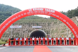 Phó Thủ tướng Chính phủ Trần Hồng Hà và lãnh đạo ủy ban nhân dân các tỉnh, thành cùng Bộ Giao thông Vận tải cắt băng khánh thành 2 Dự án Cao tốc Quốc lộ 45-Nghi Sơn và Nghi Sơn-Diễn Châu. (Ảnh: Việt Hùng/Vietnam+)