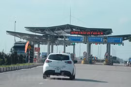 Phương tiện lưu thông qua trạm thu phí BOT Quốc lộ 38. (Ảnh: Việt Hùng/Vietnam+)