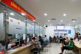 Người dân đến làm thủ tục cấp, đổi bằng lái xe tại 258 Võ Chí Công (quận Tây Hồ), thành phố Hà Nội. (Ảnh: Việt Hùng/Vietnam+)