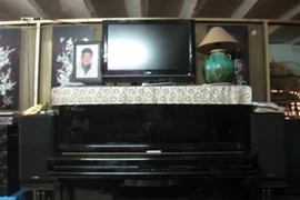 Chiếc đàn piano trong căn phòng của nhạc sĩ Xuân Oanh (Ảnh: Nguyễn Anh/ Vietnam+)