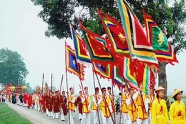Lễ hội truyền thống phải thu hút hơn. Giới trẻ không chỉ tham gia chạy cờ mà cần đón chờ xem hội. (Nguồn: Internet)