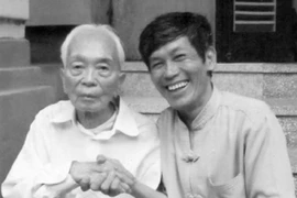 Đại tướng Võ Nguyên Giáp chụp ảnh cùng Đại tá Trần Hồng (Nguồn: Đại tá Trần Hồng cung cấp).