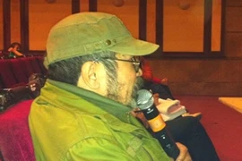 Đạo diễn, NSND Lê Hùng đang chỉ đạo tập vở tại Nhà hát Tuồng Việt Nam vào 21h ngày 14/12/2011 (Ảnh: Nguyễn Anh/ Vietnam+)