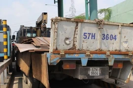 TP.HCM: Xe tải đi sai làn, làm sập một góc trạm thu phí