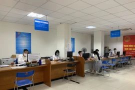 Cục Thuế thành phố Hà Nội thông tin người dân nên khai thuế qua kênh trực tuyến. (Ảnh: CTV/Vietnam+)