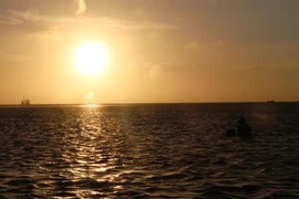 Lánh lánh ánh bình minh trên sân nghêu Thạnh Lợi, Bến Tre (Ảnh: Hạnh Nguyễn/Vietnam+)