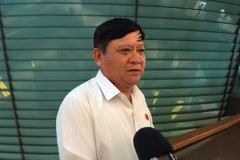Đại biểu Quốc hội Đặng Ngọc Nghĩa, đoàn Thừa Thiên Huế trao đổi với báo chí bên lề quốc hội về một số nội dung dự án Luật Đầu tư theo phương thức đối tác công tư (PPP). (PV/Vietnam+)