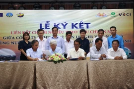 Lễ ký kết “Liên kết chuỗi nghêu theo tiêu chuẩn MSC giữa Công ty Thủy sản Lenger Việt Nam và vùng nuôi nghêu tỉnh Bến Tre, Tiền Giang và Trà Vinh,” ngày 8/1. (Ảnh: PV/Vietnam+)