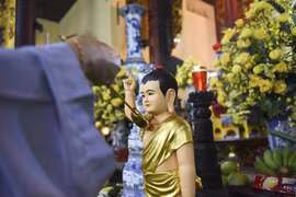 Nghi lễ tắm Phật truyền thống. (Ảnh: TTXVN)