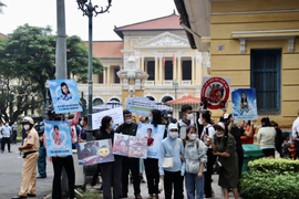 Rất đông người dân căng biểu ngữ ủng hộ bé V.A bên ngoài tòa