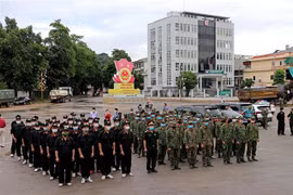 Lực lượng an ninh tỉnh Hòa Bình đưa hàng hóa ủng hộ nhân dân Thành phố Hồ Chí Minh phòng, chống dịch COVID-19. (Ảnh: Thanh Hải/TTXVN)