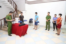 Cơ quan Cảnh sát điều tra Công an tỉnh Yên Bái thi hành lệnh khám xét trụ sở công ty Đấu giá hợp danh Trường Phát. (Nguồn: baoyenbai.com.vn)