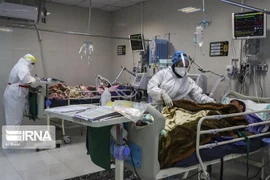 Bệnh nhân nhiễm COVID-19 được điều trị tại bệnh viện ở Tehran, Iran. (Ảnh: IRNA/TTXVN)