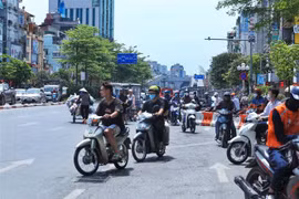 Nút giao Ngã Tư Sở được phân làn, nhiều người dân vẫn cố tình đi trái đường để di chuyển hướng về phía Tây Sơn. (Ảnh: Tuấn Anh/TTXVN)