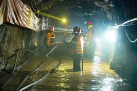 Lực lượng chức năng nỗ lực tìm kiếm nạn nhân. (Ảnh: Xuân Tư/TTXVN)