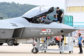 Phi công kiểm tra máy bay chiến đấu KF-21 do Hàn Quốc chế tạo, chuẩn bị cho chuyến bay thử nghiệm đầu tiên, tại trụ sở của nhà sản xuất Korea Aerospace Industries Ltd. (Ảnh: YONHAP/TTXVN)