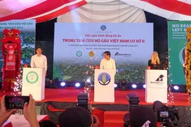 Các đại biểu nhấn nút khởi động dự án. (Ảnh: Tường Vi/TTXVN)