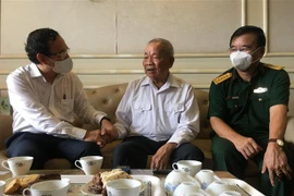 Bí thư Thành ủy Thành phố Hồ Chí Minh Nguyễn Văn Nên thăm hỏi Anh hùng Lực lượng vũ trang Nguyễn Văn Đức, một trong những người lính bộ đội Cụ Hồ đã từng chỉ huy đoàn tàu không số. (Ảnh: Thanh Vũ/TTXVN)