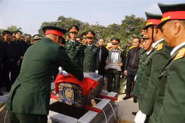 An táng hài cốt liệt sỹ. (Nguồn: TTXVN)
