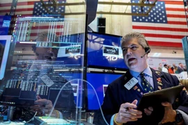 Các giao dịch viên tại sàn chứng khoán New York, Mỹ. (Ảnh: REUTERS/TTXVN)