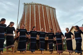 Phụ nữ Tây Nguyên vẫn mặc đồ thổ cẩm truyền thống trong các Lễ hội buôn làng. (Ảnh: Hồng Điệp/TTXVN)