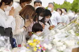 Người dân viếng cố Thủ tướng Nhật Bản Abe Shinzo tại Nara. (Ảnh: Kyodo/TTXVN)