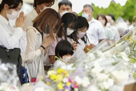Người dân viếng cố Thủ tướng Nhật Bản Abe Shinzo tại Nara. (Ảnh: Kyodo/TTXVN)