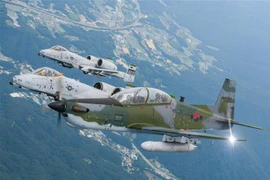 Máy bay chiến đấu KA-1 của Hàn Quốc (phải) và máy bay chống tăng A-10 của Mỹ tham gia cuộc tập trận chung của quân đội hai nước ngày 15/7. (Ảnh: YONHAP/TTXVN)