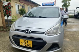 Xe taxi liên quan đến vụ việc thu quá số tiền quy định đối với khách du lịch nước ngoài. (Ảnh: TTXVN phát)